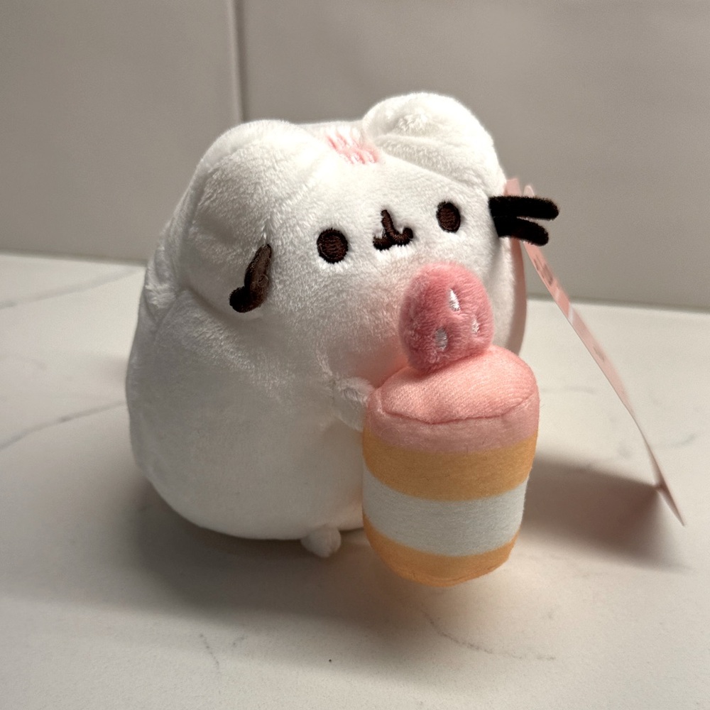 PUSHEEN BOX EXCLUSIVE! PUSHEEN plush. Rare white PUSHEEN holding dessert.